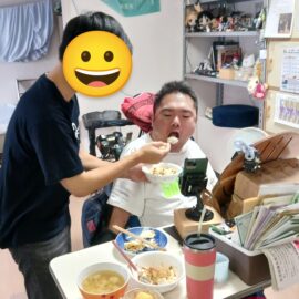 研修生さんが食事介助を体験する画像です。