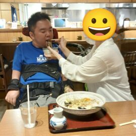 研修生さんが外食での食事介助を体験する画像です。