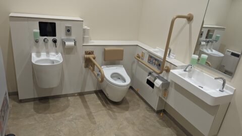 モユクサッポロのユニバーサルトイレの画像です。ほぼ全ての障がいに対応できる作り。