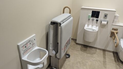 モユクサッポロのユニバーサルトイレ画像2枚目です。大きなストレッチャーとベビー用の椅子も完備です。オストメイトにも対応。