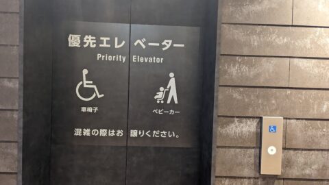 モユク札幌の大きめのエレベーターの画像です。